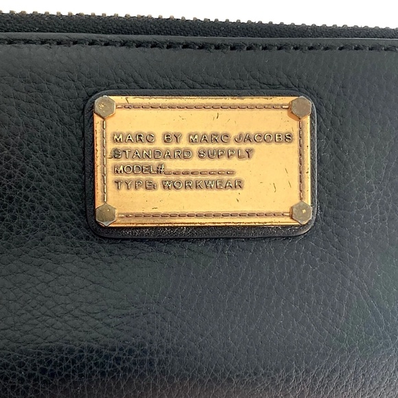 MARC BY MARC JACOBS Classic Q Italian Pebbled Leather Wristlet Wallet Zip Black - Picture 2 of 9